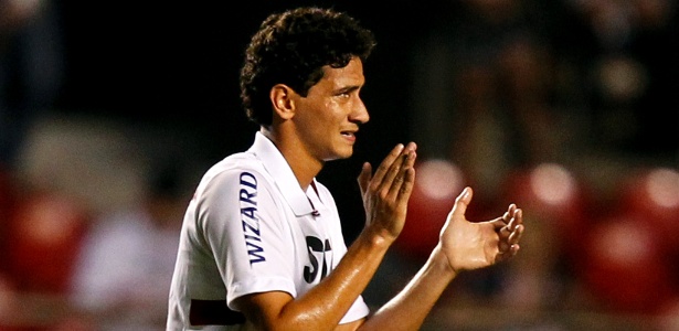 Ganso aplaude companheiros durante jogo do São Paulo - Almeida Rocha