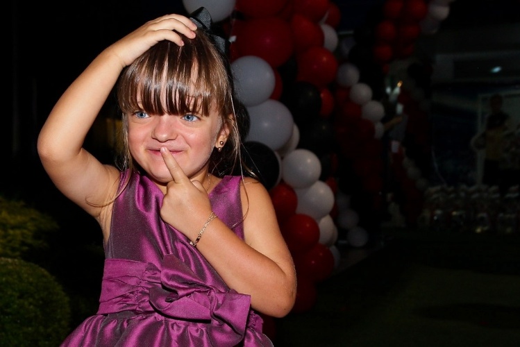 18.fev.2013 - Rafaela Justus, filha de Roberto Justus e Ticiane Pinheiro, brinca de posar para os fotógrafos na festa do filho de Faustão