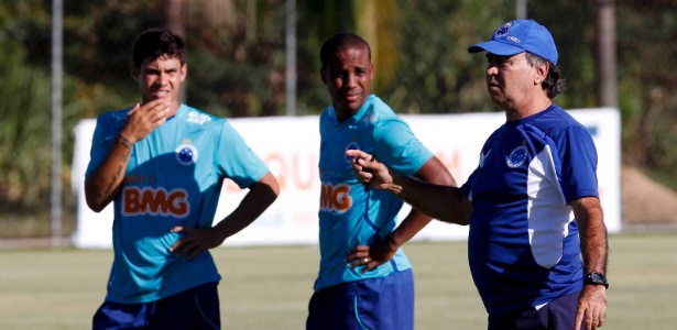 Marcelo Oliveira orienta jogadores durante treino do Cruzeiro na Toca da Raposa II - Washington Alves/Vipcomm