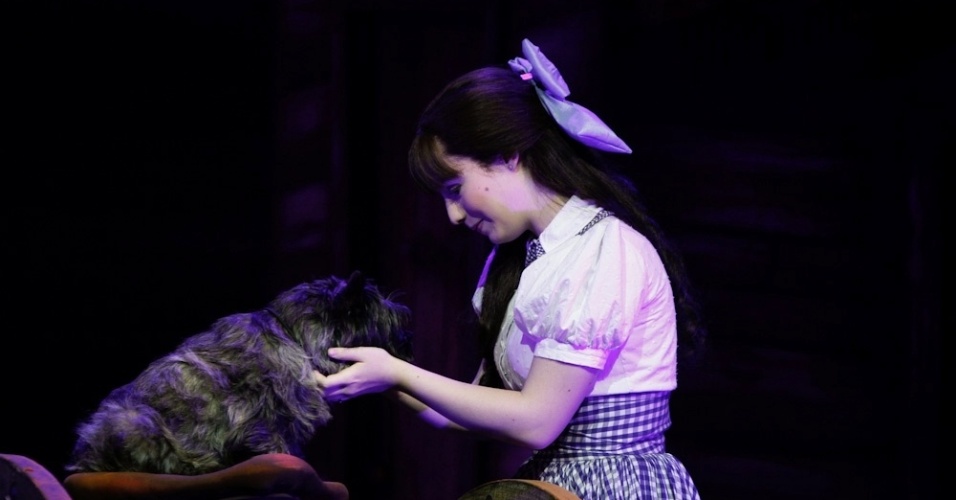 19.fev.2013 - A atriz Malu Rodrigues contracena com um cachorro no musical "O Mágico de Oz". - Amauri Nehn/AgNews
