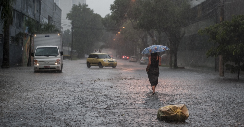 19.fev.2013 - A chuva desta terça-feira (19) em São Paulo causou diversos pontos de alagamento na cidade