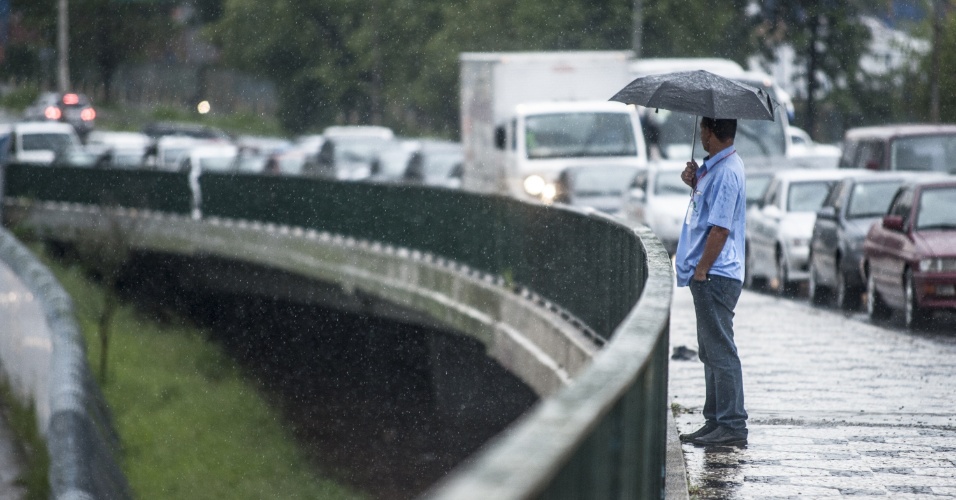 19.fev.2013 - A chuva desta terça-feira (19) em São Paulo causou diversos pontos de alagamento na cidade