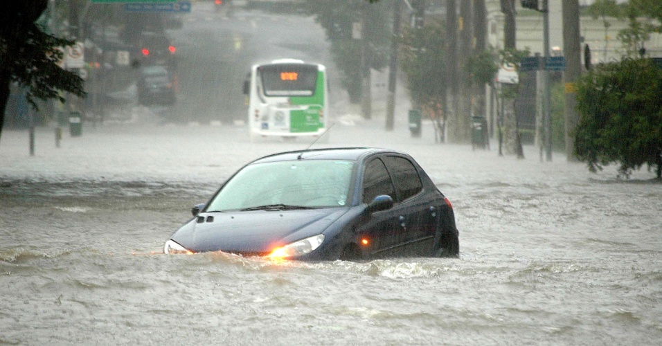19.fev.2013 - A chuva forte da tarde desta terça-feira (19) deixou ruas alagadas na Vila Pompeia, zona oeste de São Paulo