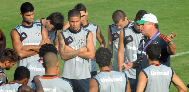 Abel conversa com os jogadores do Fluminense antes do treino desta terça - Fábio Teixeira/Photocamera