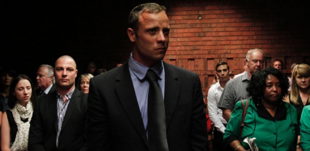 Oscar Pistorius comparece ao tribunal para o julgamento do pedido de fiança - REUTERS/Siphiwe Sibeko