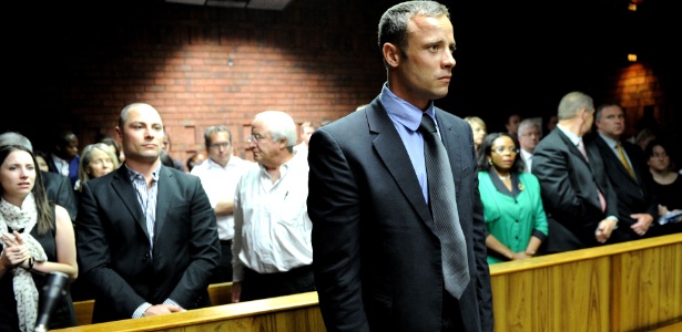 Oscar Pistorius pode saber se responderá em liberdade as acusações de assassinato nesta sexta-feira - AFP PHOTO / STEPHANE DE SAKUTIN