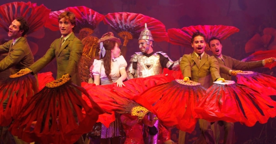 19.fev.2013 - Dorothy (Malu Rodrigues) e Homem de Lata (Nicola Lama) em cena do musical "O Mágico de Oz" - Amauri Nehn/AgNews