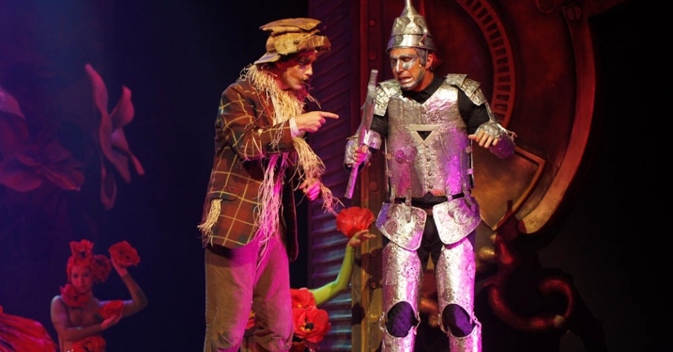 19.fev.2013 -  Espantalho (Pierre Baitelli) e Homem de Lata (Nicola Lama) em cena da adaptação brasileira do musical "O Mágico de Oz" - Amauri Nehn/AgNews