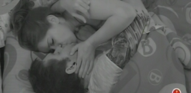 19.fev.2013 - Nasser e Andressa se beijam após fazerem as pazes