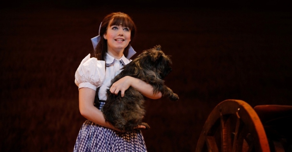 19.fev.2013 - Os personagens Dorothy (Malu Rodrigues) e Totó em cena do musical "O Mágico de Oz", produção da dupla Charles Moeller e Claudio Botelho, inspirada na obra de L. Frank Baum (1856-1919) - Amauri Nehn/AgNews