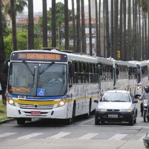 Os rodoviários em Porto Alegre realizam uma "operação tartaruga" - Ronaldo Bernardi/Agência RBS 