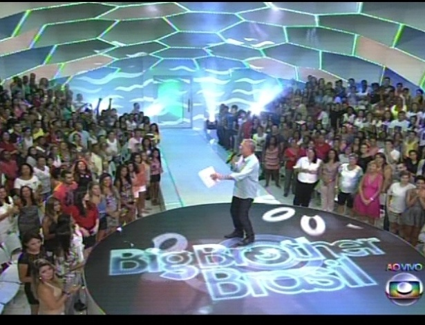 19.fev.2013 - Pedro Bial apresenta as torcidas dos emparedados Eliéser, Ivan e Kamilla na sexta eliminação do "BBB13"