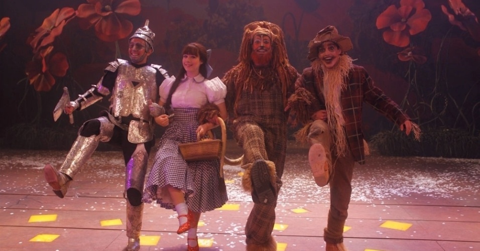 19.fev.2013 - Personagens Homem de Lata, Dorothy, Leão Covarde e Espantalho em cena do musical "O Mágico de Oz" - Amauri Nehn/AgNews