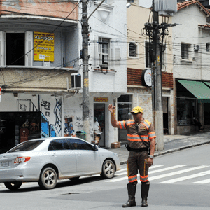 Agente da CET organiza trânsito na esquina da rua Augusta com alameda Jaú, em São Paulo (SP) - Alexandre Moreira/Brazil Photo Press