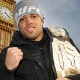 Renan Barão faz turismo por Londres e é tietado após defender cinturão do UFC