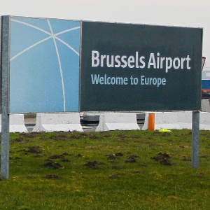 Placa de boas-vindas sinaliza campo do aeroporto de Bruxelas, na Bélgica, onde ladrões roubaram uma carga de diamantes avaliados em 350 milhões de euros - Bruno Fahy/Belga Photo/AFP