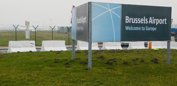 Placa de boas-vindas sinaliza campo do aeroporto de Bruxelas, na Bélgica - Bruno Fahy/Belga Photo/AFP