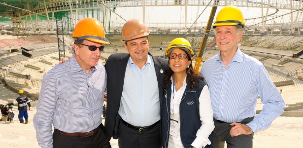Representantes do COI visitam Maracanã acompanhados de Carlos Nuzman, da Rio-2016