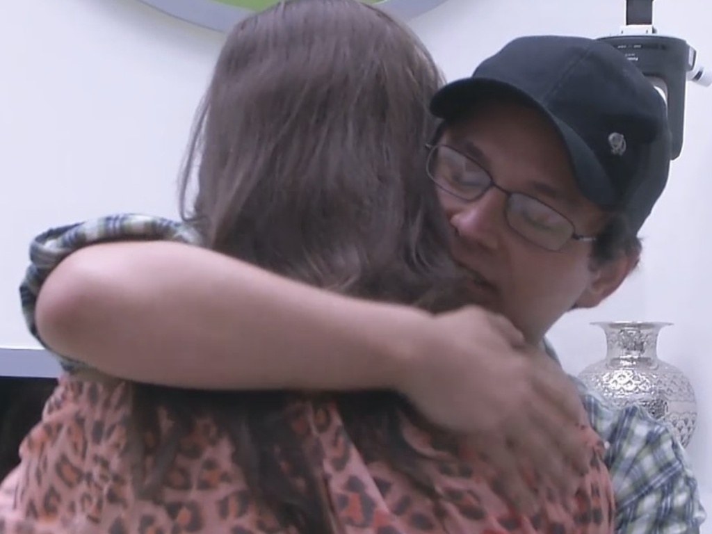 19.fev.2013 - Andressa abraça Ivan e chora ao se despedir do professor, sexto eliminado do 