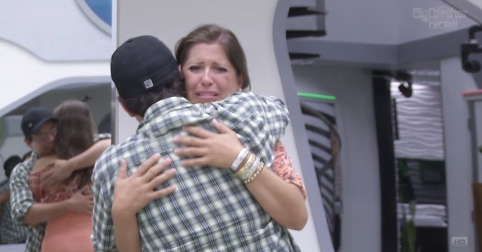 19.fev.2013 - Andressa abraça Ivan e chora ao se despedir do professor, sexto eliminado do "BBB13"