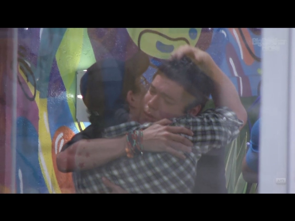 19.fev.2013 - Ivan dá outro abraço em Nasser antes de deixar o 