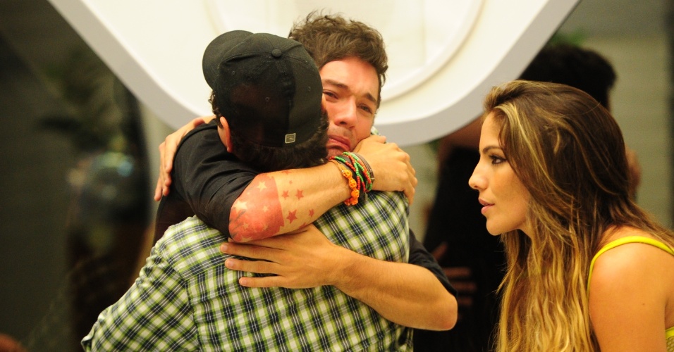 19.fev.2013 - Nasser abraça o amigo Ivan e Anamara observa a dupla