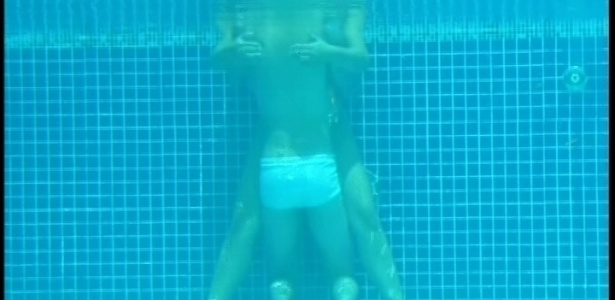 20.fev.2013 - Ainda chateados com a eliminação de Ivan, Andressa e Nasser se refrescam na piscina