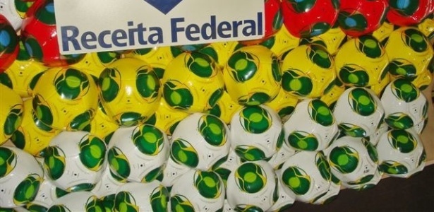 Bolas apreendidas em operação da Receita Federal em Santos