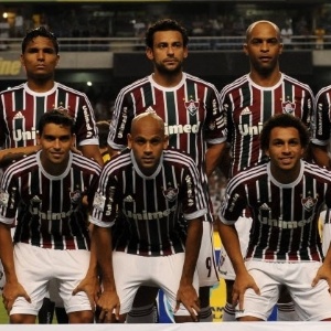 20.fev.2013 - Equipe do Fluminense perfilada no gramado do Engenhão antes da partida contra o Grêmio - AFP PHOTO / Nelson ALMEIDA