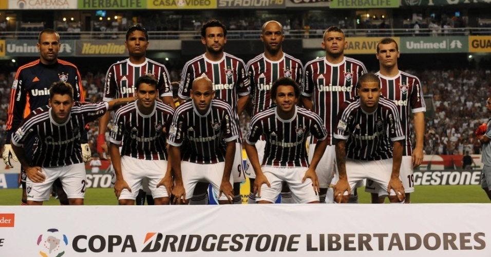 20.fev.2013 - Equipe do Fluminense perfilada no gramado do Engenhão antes da partida contra o Grêmio - AFP PHOTO / Nelson ALMEIDA