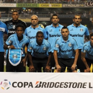 20.fev.2013 - Equipe do Grêmio perfilada no gramado do Engenhão antes da partida contra o Fluminense - AFP PHOTO / Nelson ALMEIDA