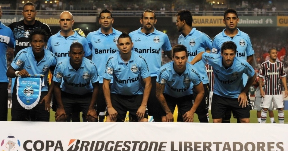 20.fev.2013 - Equipe do Grêmio perfilada no gramado do Engenhão antes da partida contra o Fluminense - AFP PHOTO / Nelson ALMEIDA