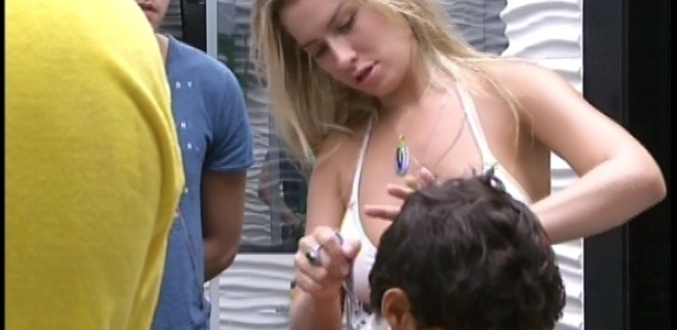 20.fev.2013 - Fernanda corta o cabelo de André com uma gilete