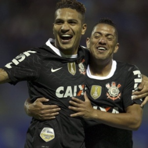 20.fev.2013 - Guerrero é abraçado por Ralf após marcar para o Corinthians no duelo contra o San Jose - AP Photo/Juan Karita