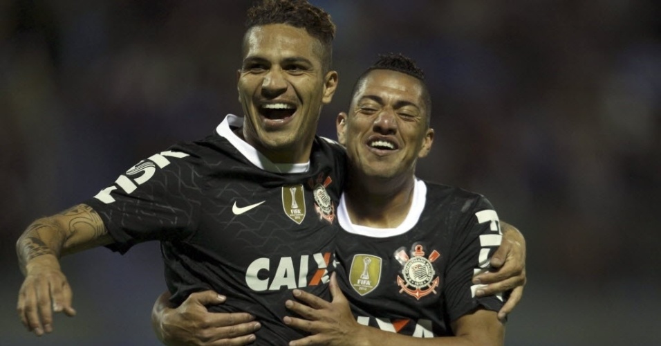20.fev.2013 - Guerrero é abraçado por Ralf após marcar para o Corinthians no duelo contra o San Jose - AP Photo/Juan Karita