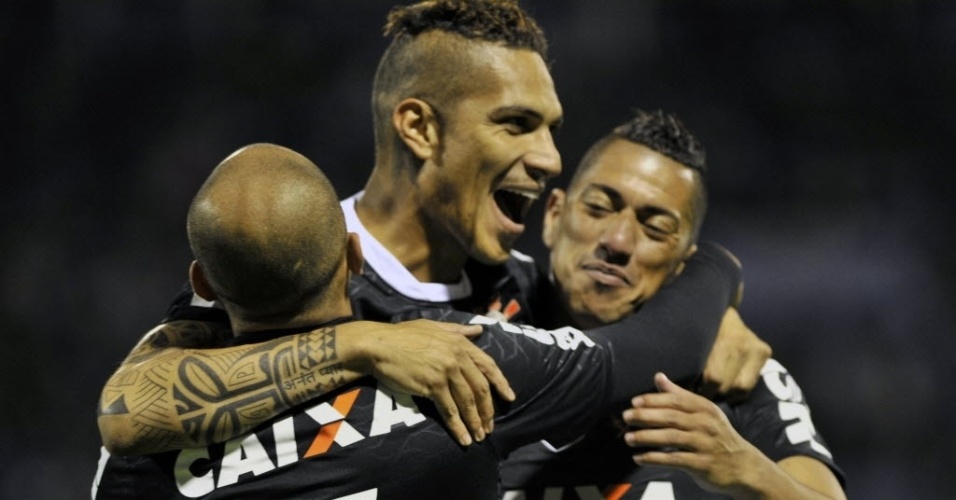 20.fev.2013 - Guerrero é abraçado por Ralf e Fábio Santos após marcar o primeiro gol do Corinthians na Libertadores 20131 - AFP PHOTO/Aizar Raldes