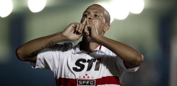 Luis Fabiano comemora seu primeiro gol na partida contra o São Caetano - Ricardo Nogueira/Folhapress
