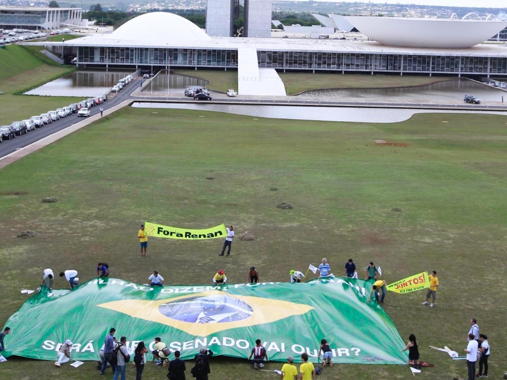 20.fev.2013 - Manifestantes estendem uma bandeira gigante com os dizeres: "1,6 Milhão dizem: Fora Renan! Será Que o Senado Vai Ouvir?"  em frente ao Senado, em Brasília. O bandeirão representa os mais de 1,6 milhão de assinaturas contra o presidente do Senado, Renan Calheiros (PMDB-AL) - Bruno Spada/Tripé Fotografia/UOL