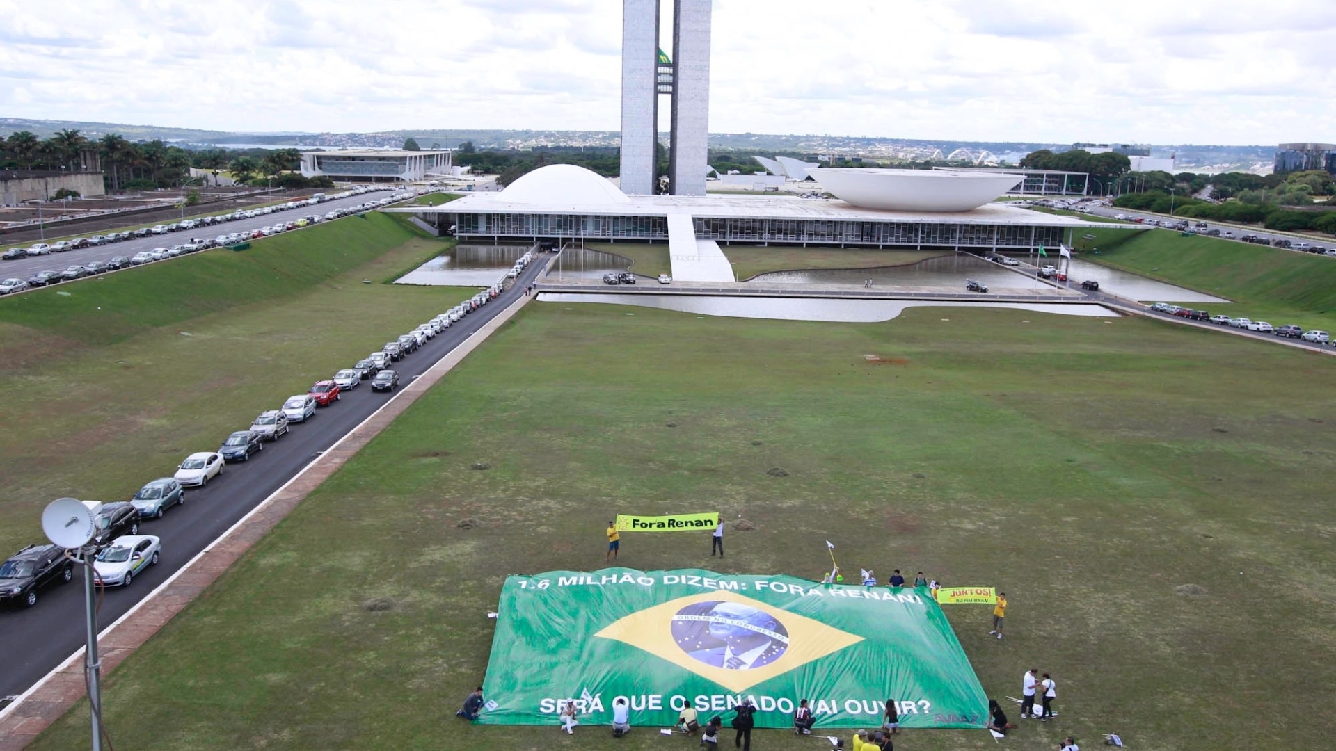 20.fev.2013 - Manifestantes estendem uma bandeira gigante com os dizeres: "1,6 Milhão dizem: Fora Renan! Será Que o Senado Vai Ouvir?"  em frente ao Senado, em Brasília. O bandeirão representa os mais de 1,6 milhão de assinaturas contra o presidente do Senado, Renan Calheiros (PMDB-AL) - Bruno Spada/Tripé Fotografia/UOL