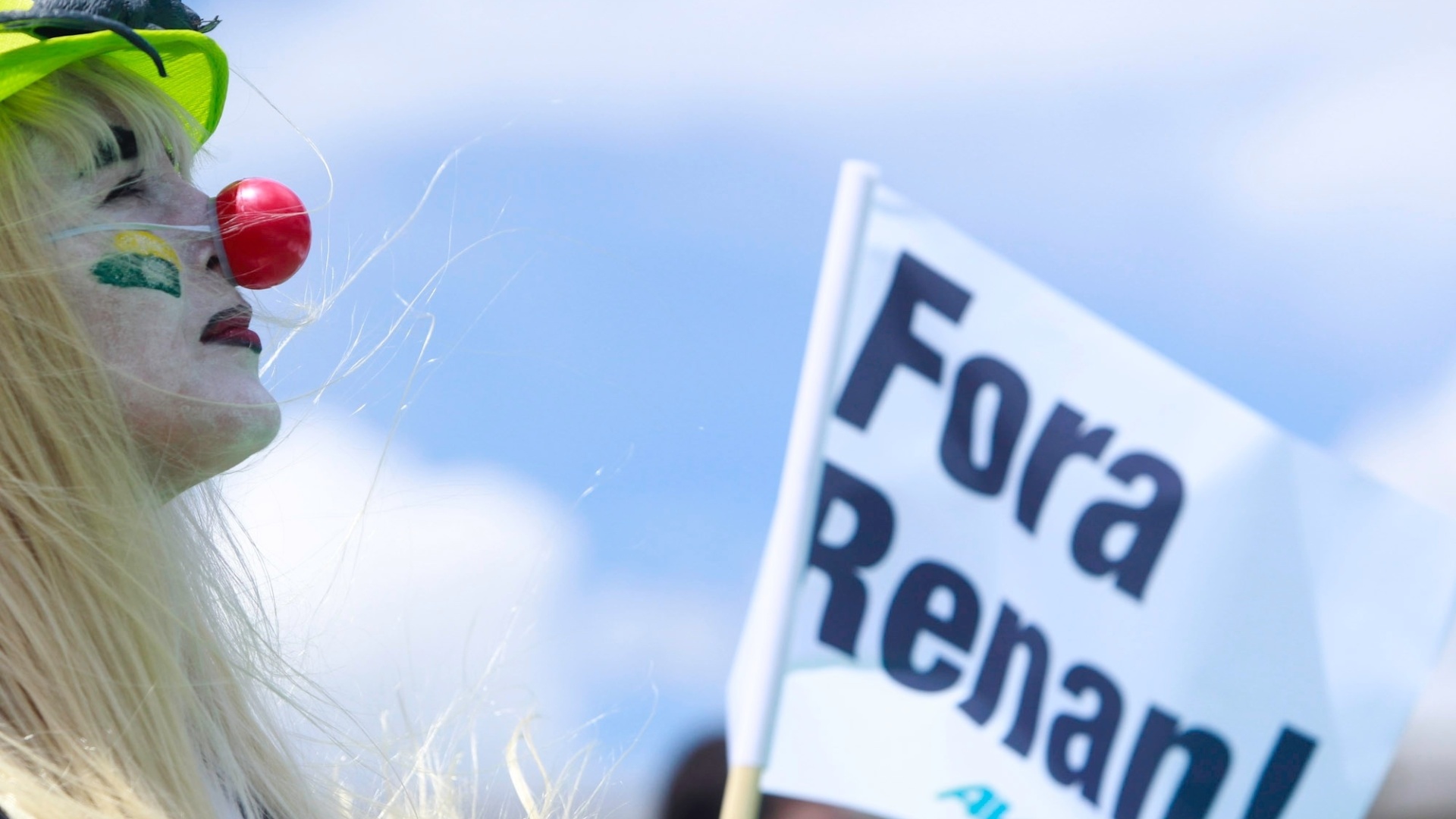 20.fev.2013 - Manifestantes protestam contra a eleição do senador Renan Calheiros (PMDB-AL) para a presidência do Senado. Uma bandeira gigante foi estendida em frente ao Congresso Nacional, em Brasília, simbolizando as cerca de 1,6 milhão de assinaturas contrárias à posse de Calheiros na presidência do Senado - Bruno Spada/Tripé Fotografia/UOL