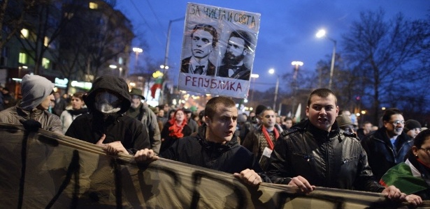 20.fev.2013 - Manifestantes protestam nesta quarta-feira (20) em Sófia, capital da Bulgária, contra os altos preços da conta de energia elétrica, contra a pobreza e contra a classe política do país