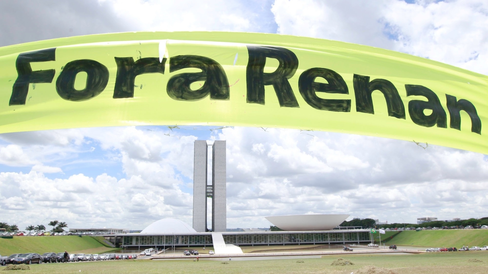 20.fev.2013 - Faixa erguida por manifestantes contrários a posse do senador Renan Calheiros (PMDB-AL) como presidente do Senado. Nesta quarta-feira, manifestantes desfraldaram uma bandeira gigante com os dizeres: "1,6 Milhão dizem: Fora Renan! Será Que o Senado Vai Ouvir?"  em frente ao Senado, em Brasília. O bandeirão representa os mais de 1,6 milhão de assinaturas contra o presidente do Senado, Renan Calheiros (PMDB-AL) - Bruno Spada/Tripé Fotografia/UOL