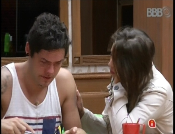 20.fev.2013 - Nasser chora ao falar sobre saída de Ivan e é consolado por Andressa