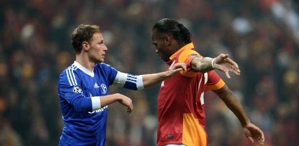 Drogba participou do lance do gol do Galatasaray, mas Schalke 04 contesta escalação - Dimitar Dilkoff/AFP
