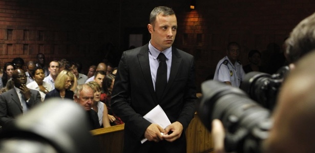 Oscar Pistorius fez anotações durante a audiência nesta quarta-feira - REUTERS/Siphiwe Sibeko