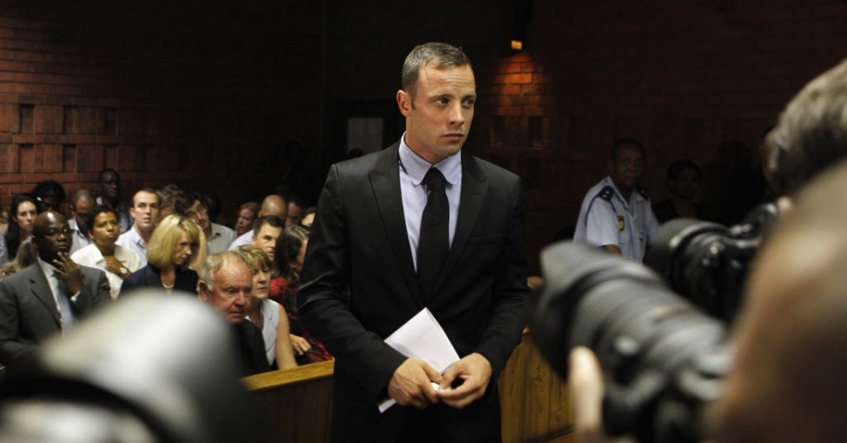 20.fev.2013 - Oscar Pistorius fez anotações durante a audiência nesta quarta-feira; ele é acusado de ter assassinado premeditadamente sua namorada, a modelo Reeva Steenkamp