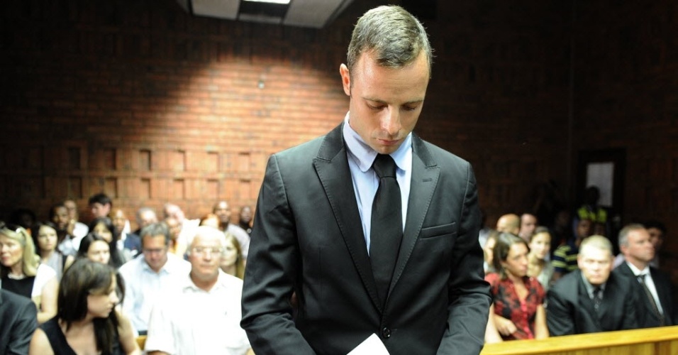 20.fev.2013 - Oscar Pistorius se mantém de cabeça baixa durante audiência sobre a acusação de assassinato de sua namorada