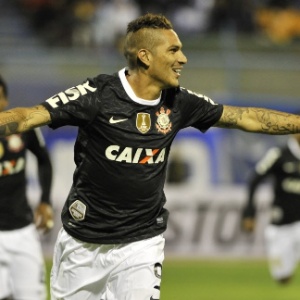 20.fev.2013 - Paolo Guerrero comemora após fazer o primeiro gol do Corinthians na Libertadores 2013, no duelo contra o San Jose - AFP PHOTO/Aizar Raldes