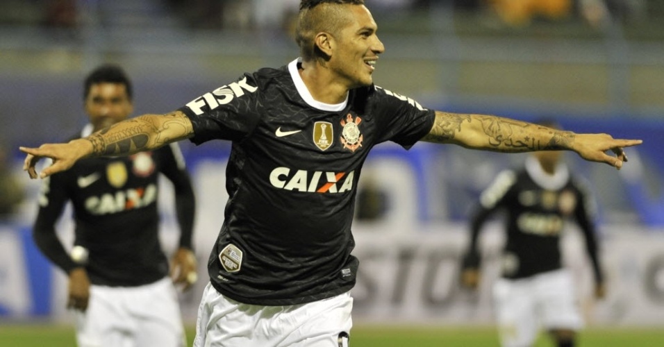 20.fev.2013 - Paolo Guerrero comemora após fazer o primeiro gol do Corinthians na Libertadores 2013, no duelo contra o San Jose - AFP PHOTO/Aizar Raldes