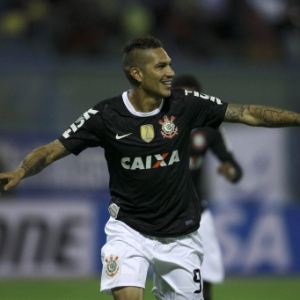 20.fev.2013 - Paolo Guerrero comemora gol do Corinthians na partida contra o San Jose, na estreia da Libertadores - AP Photo/Juan Karita